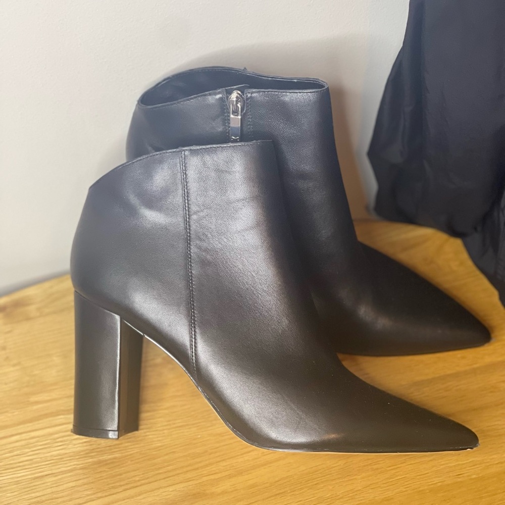 Marc Fisher ankle booties in great condition size 11